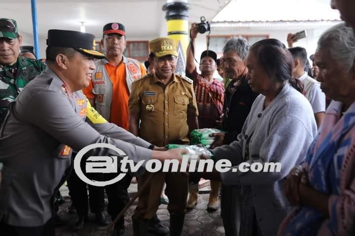 Kapolda Sumut Salurkan Bantuan dan Pastikan Pencarian Korban Longsor di Humbahas