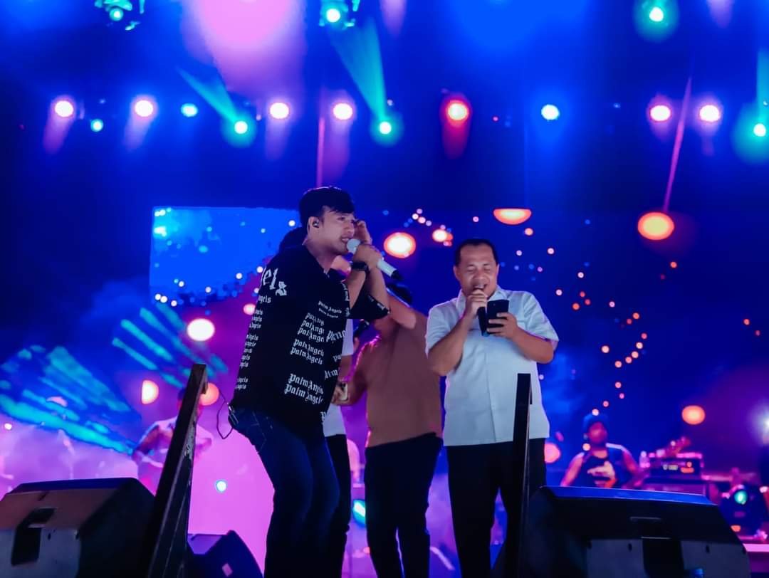 Duet Bupati Zahir Ruri Republik Pukau Penonton Nyala Hanphone Dalam Gelap