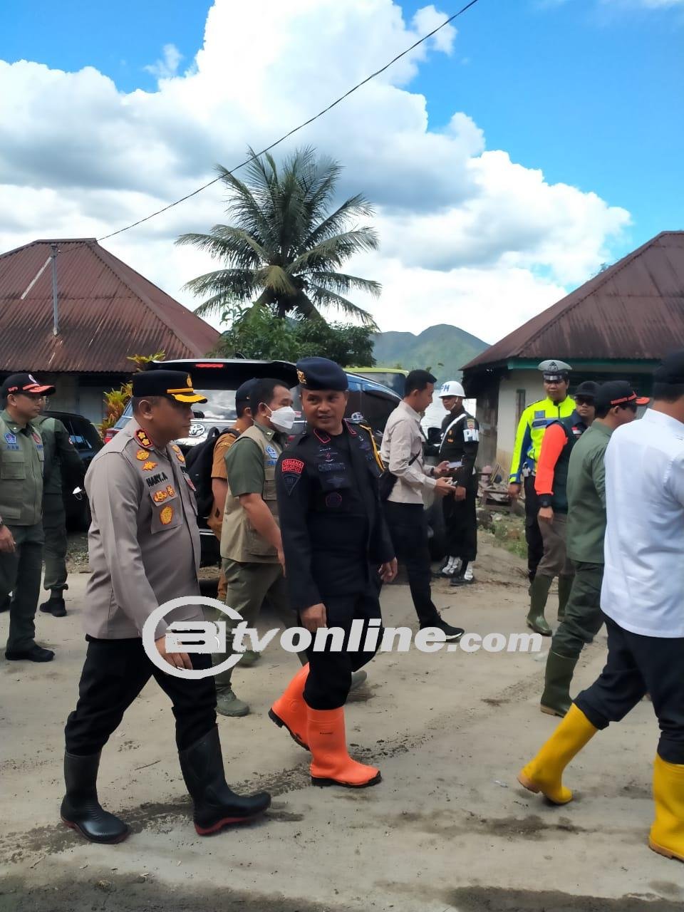Kapolres Humbahas Dampingi Kepala BNPB Nasional Tinjau Lokasi Bencana Longsor Simangulampe