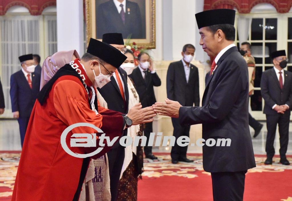 Presiden Joko Widodo Melantik Ridwan Mansyur Sebagai Hakim MK