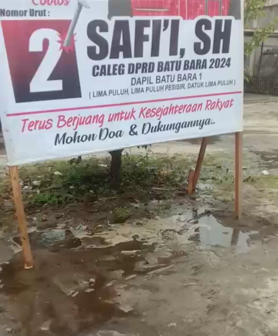Poster Salah Satu Calon DPRD Kabupaten Batu Mengenai Pipa Air Bersih Milik Warga Desa Perupuk