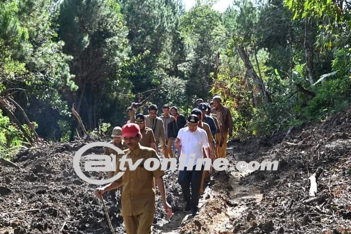 Bupati  Tinjau Lokasi Diduga Tempat Penyebab Longsor di Desa Simangulampe