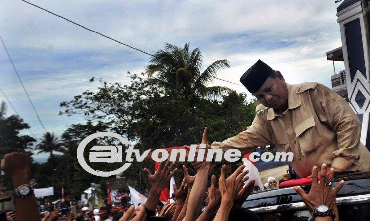 Prabowo Subianto Sapa Dan Bagi-bagi Kaos ke Warga Serang