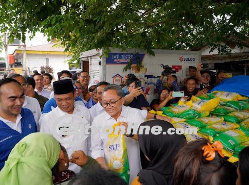 Menteri Perdagangan Zulkifli Hasan Hadiri Gerakan Pangan Murah di Balikpapan dan Berikan Bantuan Beras kepada Warga