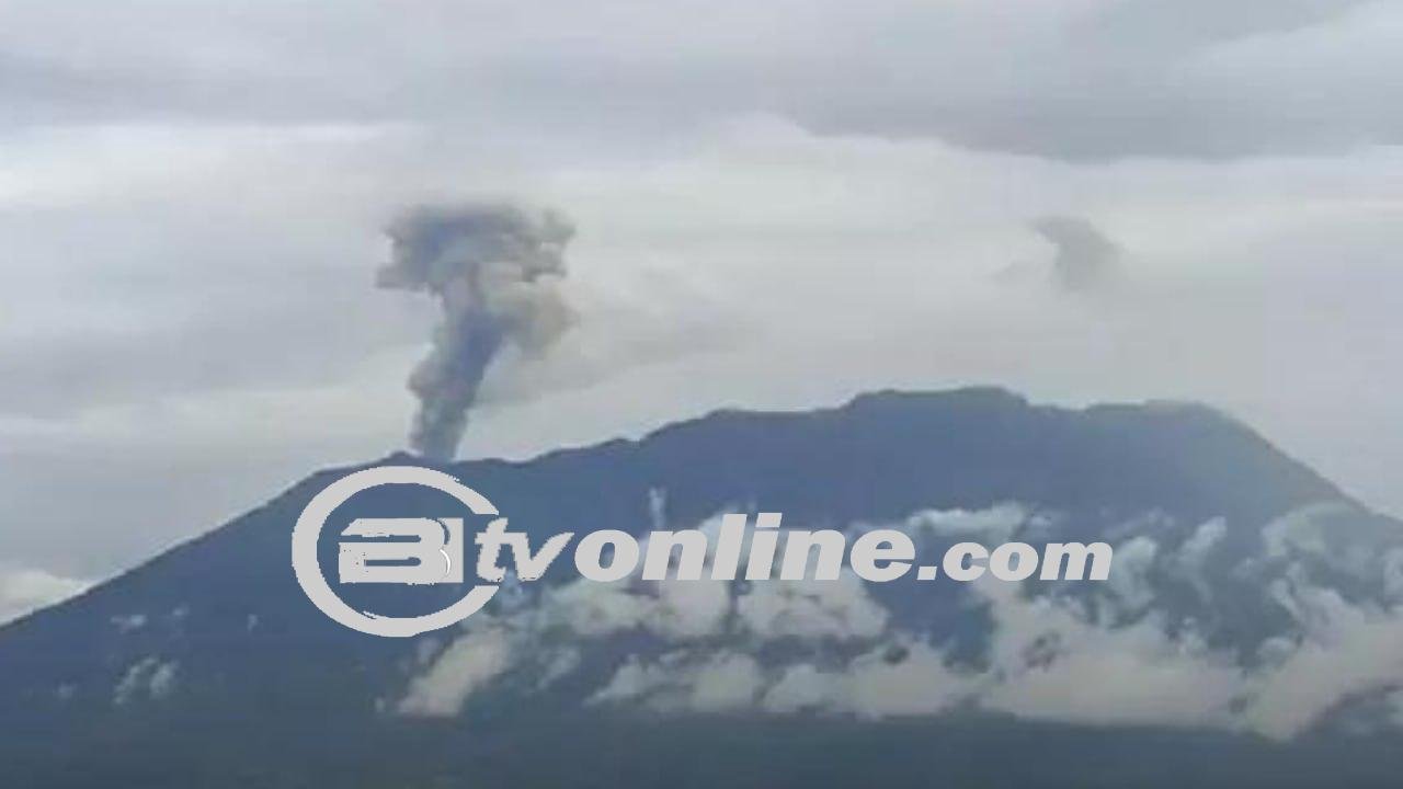 Gunung Marapi di Sumbar Semburkan Abu Vulkanik Setinggi 3.000 M