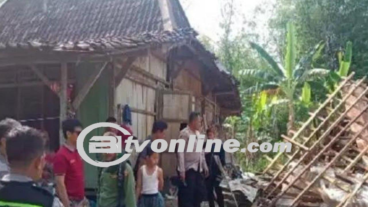 Seorang Lansia Tewas Tertimpa Bangunan Rumah Akibat Pondasi Tergerus Aliran Sungai