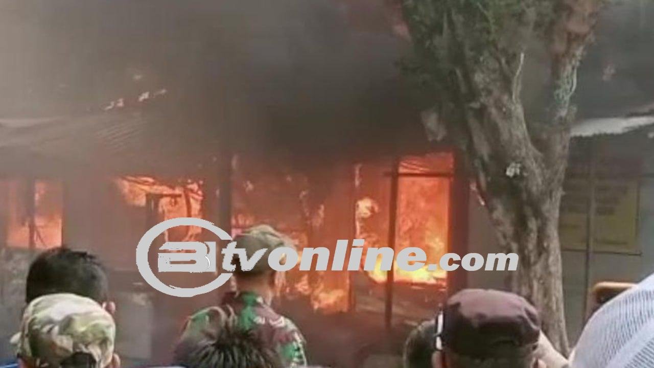 Kebakaran Kios Semi Permanen di Pasar Gresik, Pedagang Dan  Warga Panik