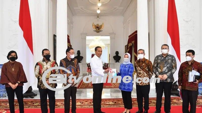 Momen Presiden Jokowi Terima IHPS I Tahun 2023 di Istana Merdeka