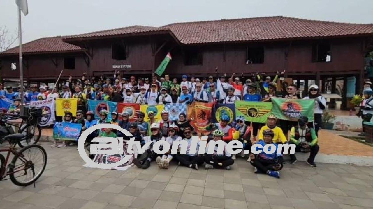 Dukung Palestina Merdeka, Ratusan Pesepeda Gelar Aksi Gowes ke Museum Rumah Pitung Cilincing