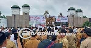 Demo Massa Apdesi di Depan DPR, Arus Lalin Gatsu Arah Slipi Ditutup!