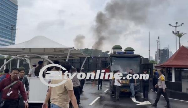 Demo Apdesi di Depan DPR Memanas, Massa lempar Batu dan Bakar Spanduk
