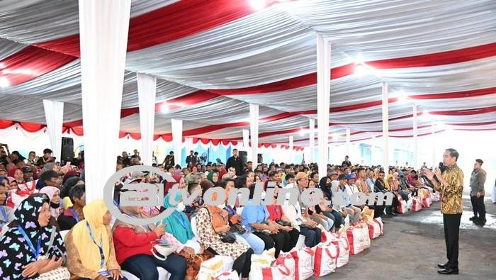Presiden Jokowi Serahkan Bantuan CBP di Gudang Bulog Purwomartani