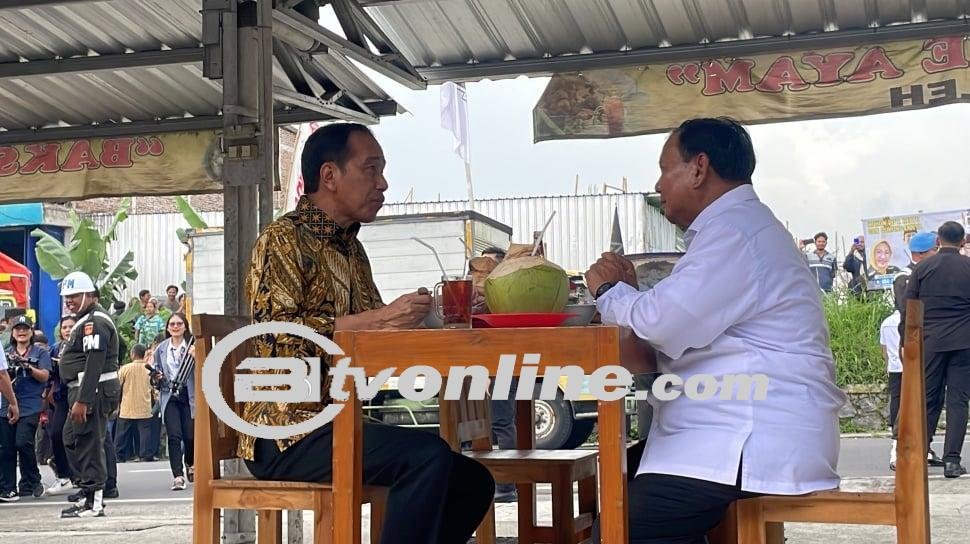 Jokowi dan Prabowo Makan Bakso di Pinggir Jalan, Kode Presiden Turun Gunung Kampanyekan 02?