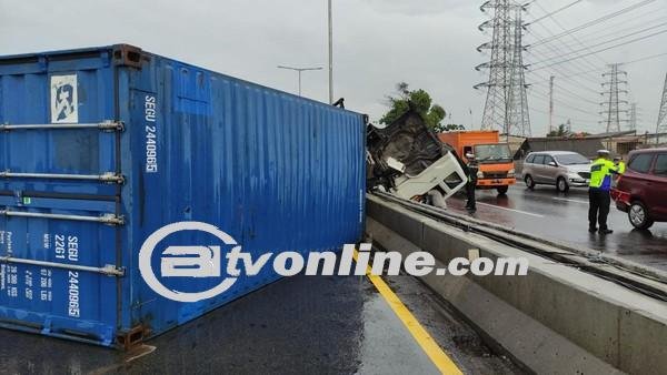 Truk trailer Terguling di Tol Wiyoto Wiyono hingga Bikin Macet 7 Km