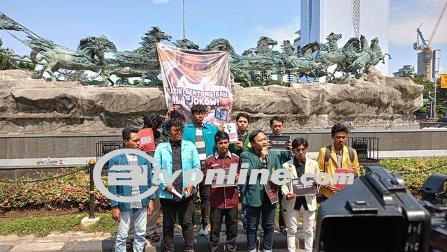 Naiki Patung Kuda, Mahasiswa Bentangkan Spanduk ‘Politik Gentong Babi Ala Jokowi’