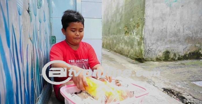 Kisah Inspiratif Rizky Bocah Penjual Keripik yang Menjadi Tulang Punggung Keluarga