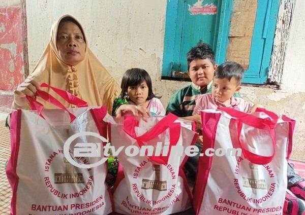 Staf Presiden Jokowi Datangi Bocah SD Palembang yang Hidupi Nenek dan 3 Adik