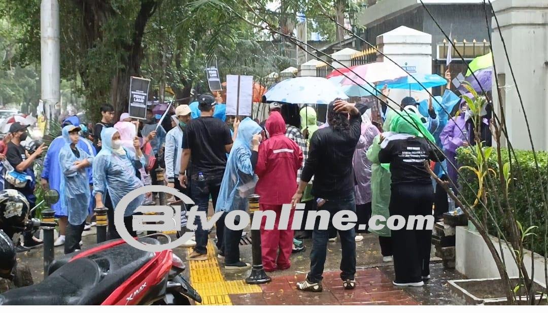Ditengah Guyuran Hujan Pengunjuk Rasa Yang Didominasi Ibu Ibu Geruduk PN Jakarta Pusat