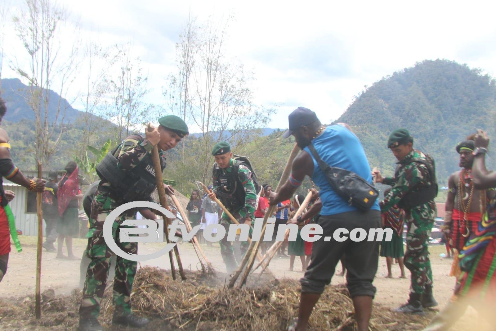 Bakar Batu Sambut Pemilu Damai di Sinak Papua