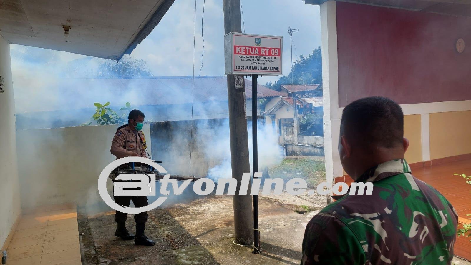 Bhabinkamtibmas Polsek Telanaipura Berikan Pendampingan Kegiatan Fogging untuk Antisipasi Penyebaran DBD