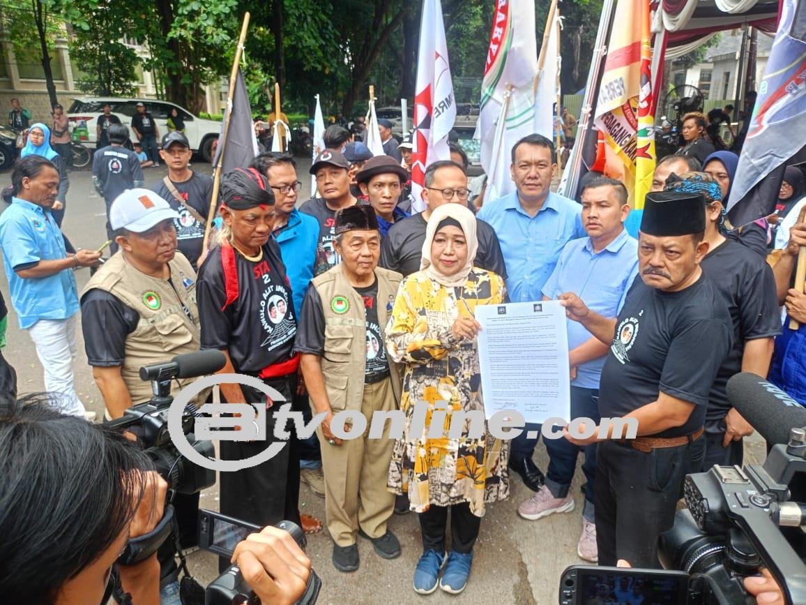 Besan Jokowi dan Presiden KAI Serahkan Hasil Rapimnassus 110 Organisasi Ekonomi Rakyat Ke Prabowo Gibran