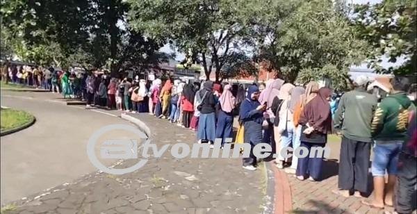 Demi Beras Murah, Warga Sumedang Rela Antre Panjang