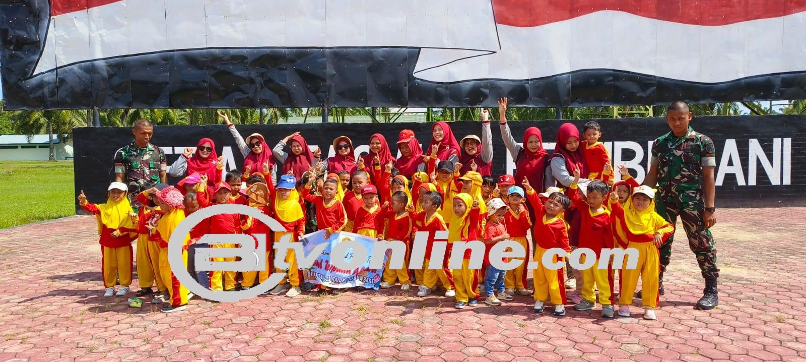 Kunjungan Murid TK Aksara ke Batalyon Infanteri Raider 111/KB, Anak-Anak: Kami Doakan Om TNI Yang Bertugas di Papua Selalu Sehat Amin