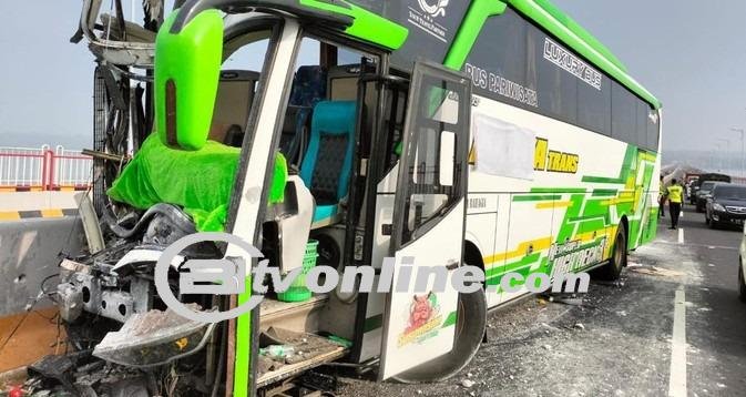 Bus Tabrak Truk di Jembatan Suramadu, Sopir Tewas Terjepit