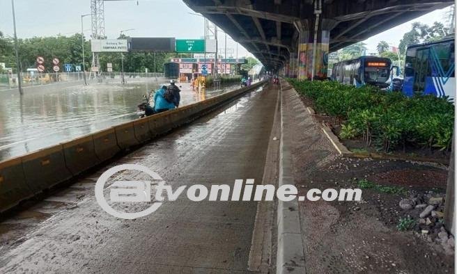Hujan Sebabkan Genangan, Gerbang Tol Cempaka Putih Tak Bisa Dilalui Kendaraan
