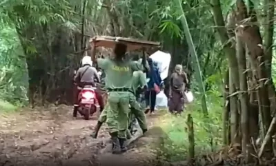 Jalan Rusak di Kabupaten Sikka, Petugas Terpaksa Pikul Logistik Pemilu Sejauh 8 Km