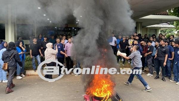 Mahasiswa Paksa Masuk Gedung Rektorat, Demo di Universitas Pancasila Ricuh