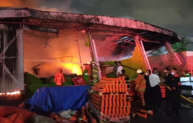 Bengkel di Matraman Jaktim Terbakar Gara-Gara Bensin Tumpah, Satu Nyawa Melayang