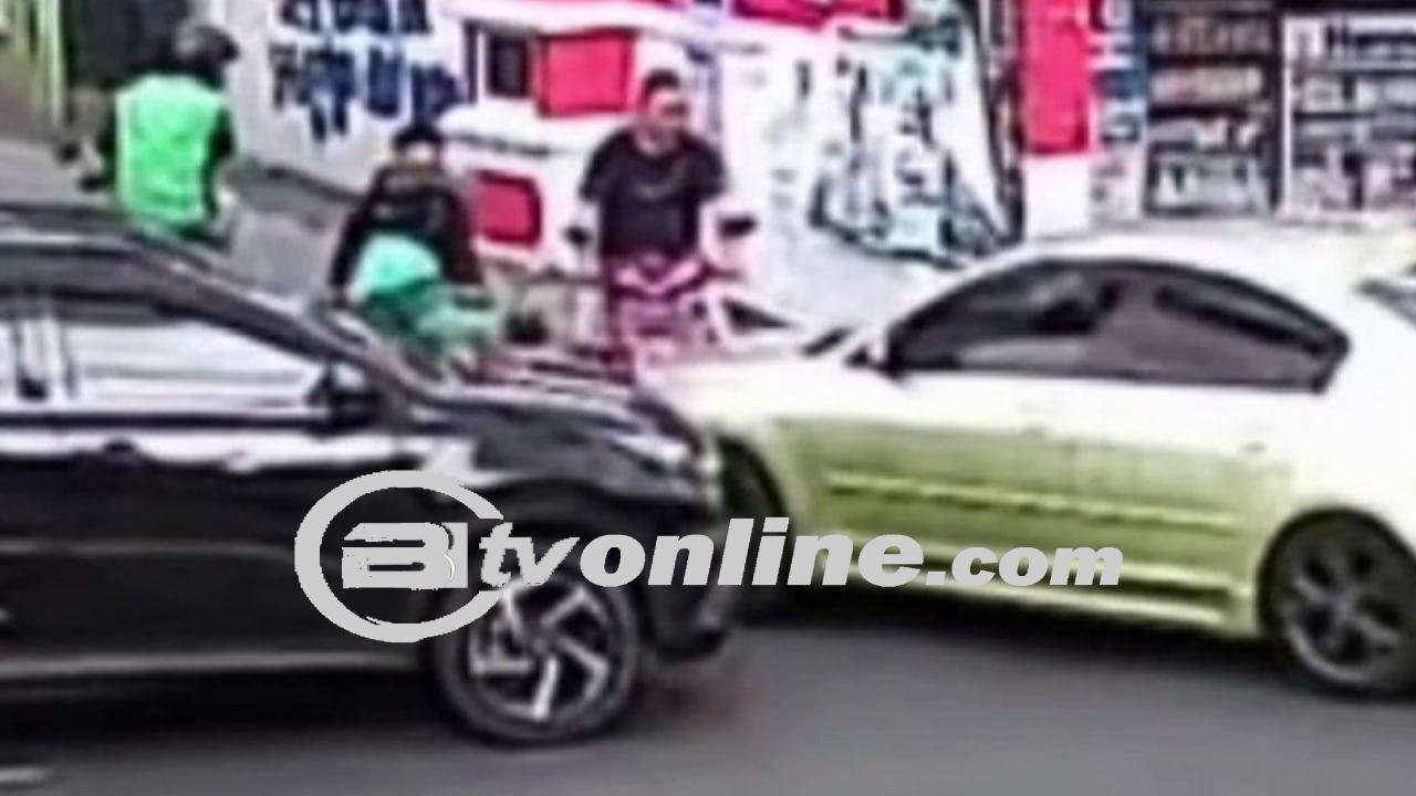 Detik-Detik 2 Motor Ditabrak Mobil Sedan Saat Hendak Menyeberang di Cileduk