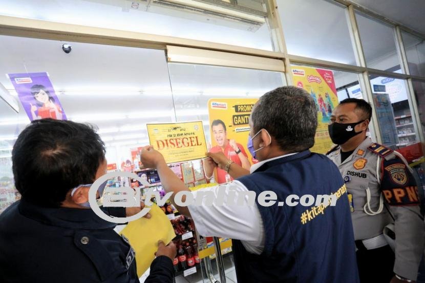 Minimarket Dekat Pondok Pesantren Disegel, Warga Bandung Protes