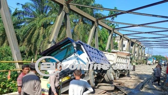 Jembatan Rusak di Langkat, Sebabkan Satu Truk Terbalik