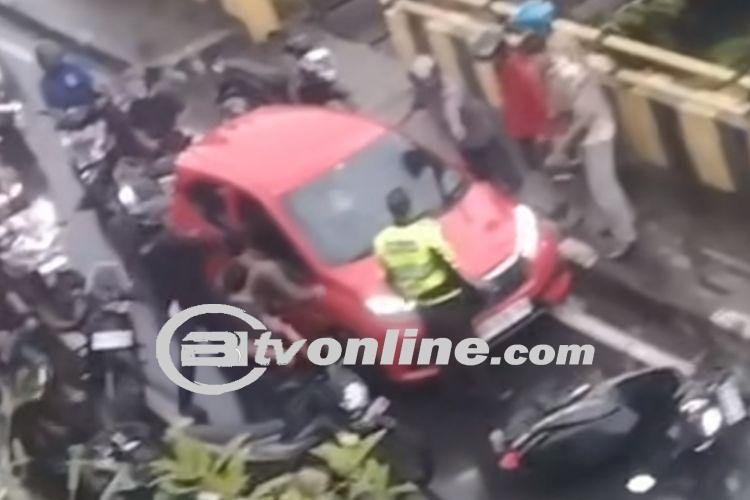 Aksi Kejar-Kejaran Polisi dan Pengemudi Mobil Tabrak Lari di Banjarmasin Viral di Media Sosial