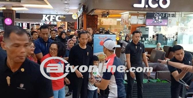 Presiden Jokowi Ngemal Bareng Iriana dan Cucu di Solo