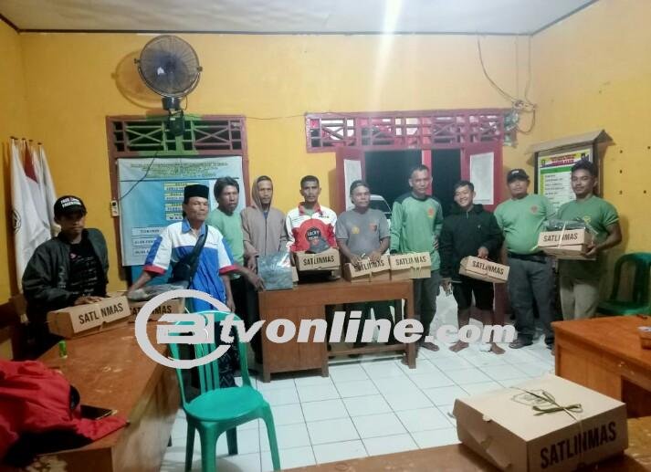Pemdes Air Sebayur Apresiasikan Kinerja Linmas Serta Serahkan Honor Linmas Dan Seragam Baru Linmas