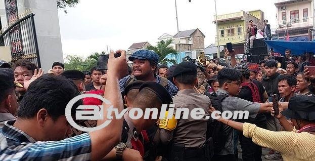 Aksi Massa Tuntut Pembebasan Sorbatua Siallagan, Bentrok dengan Polisi dan Membakar Foto Kapolda Sumut