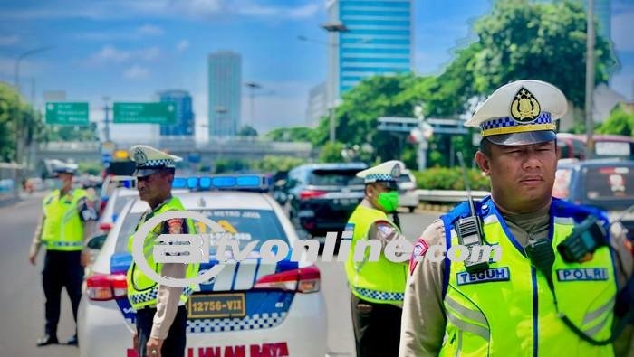 Massa Demo di Depan Gedung DPR Padati Jalan Gatot Subroto, Polisi Tutup Exit Tol Senayan