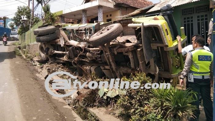 Truk Pengangkut Batu Split Terbalik dan Menimpa Rumah di Bogor