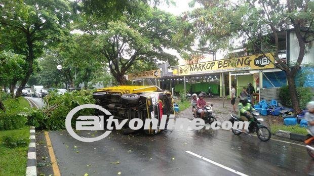 Kecelakaan Tunggal, Truk Terguling Melintang 2 Titik Berbeda di Surabaya