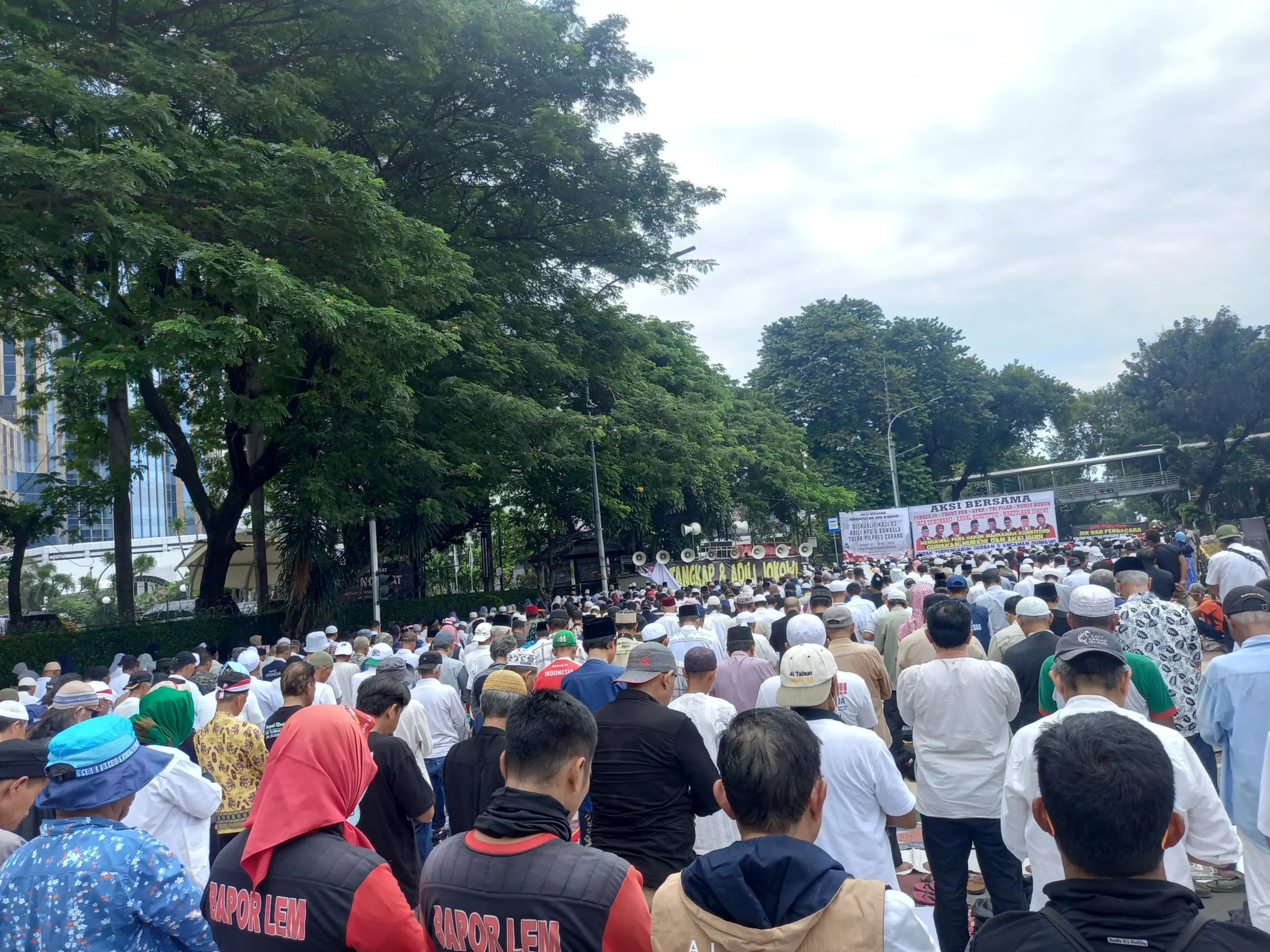 Massa Kontra Hasil Pilpres 2024 Gelar Salat Jumat di Patung Kuda, Dipimpin Langsung Oleh Din Syamsuddin