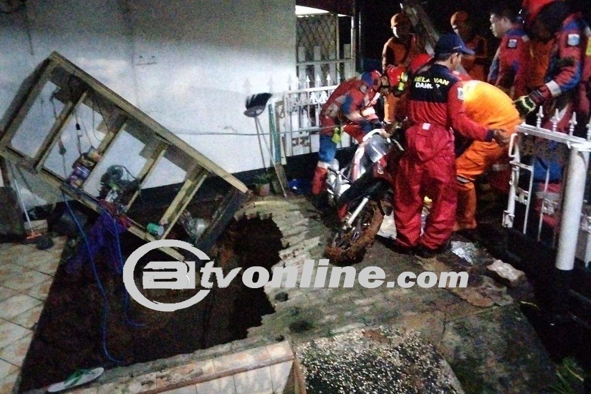 Teras Rumah Warga Pasar Minggu Amblas Saat Berbuka Puasa, Kedalaman Capai 2 Meter