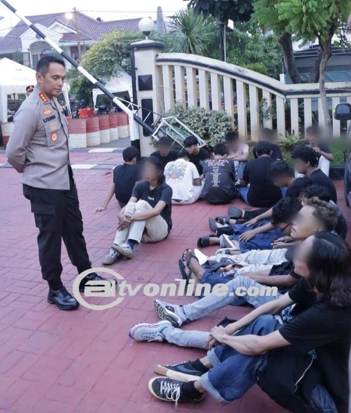 Razia Polisi di Jakbar 71 Remaja Diamankan saat Konvoi, 5 Positif Narkoba