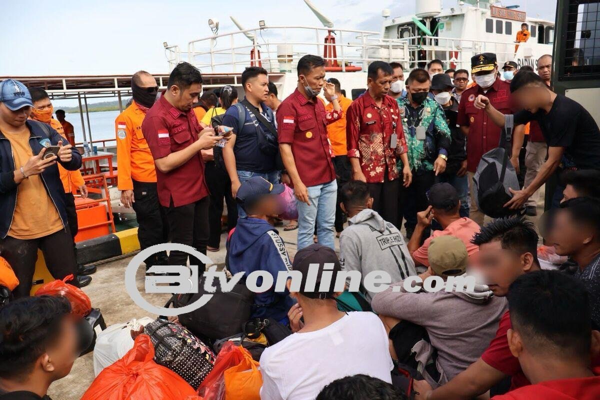 Gunung Ruang Erupsi, Pegawai Lapas dan Puluhan Napi Dievakuasi Pakai Kapal