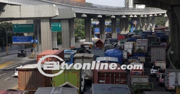 Begini Penampakan di Tol Cikampek Arah Jakarta Yang Macet Total Siang Ini