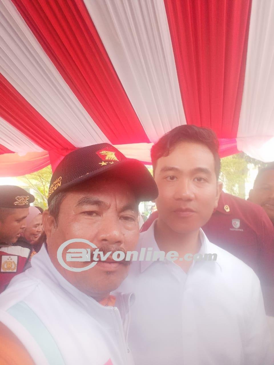 Wakil Presiden Terpilih Gibran Rakabuming Raka Hari Ini Bagi Susu Gratis di Rusun Muara Baru, Penjaringan, Jakarta Utara