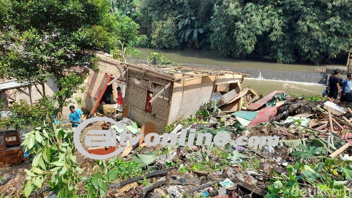 Hujan Deras Picu Longsor dan Banjir di Gunungsindur Bogor, Warga Terpaksa Mengungsi