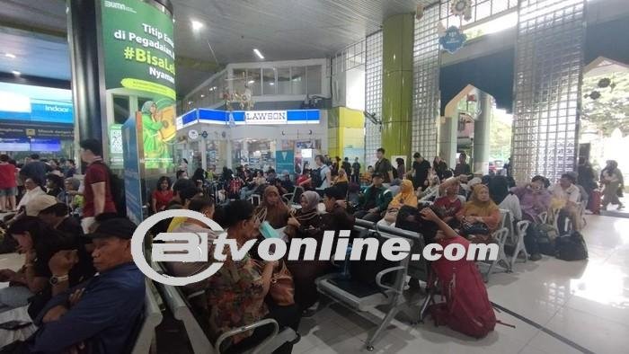 Arus Balik Mudik Lebaran 2024, Kereta Api Dipadati Penumpang di Stasiun Gambir Jakarta Pusat
